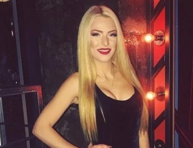 Στέλλα Μιζεράκη: Προκαλεί «εγκεφαλικά» με το αισθησιακό της μαγιό (φωτο)